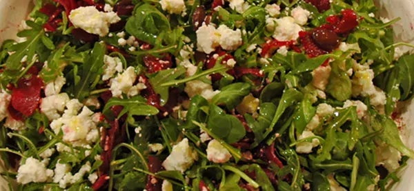 Rote Beete Salat mit Rucola, Feldsalat und Feta