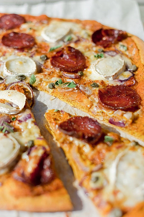 Scharfe Chorizo Pizza mit Kürbissauce und Kürbispizzateig