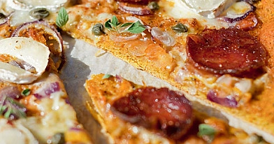 Scharfe Chorizo Pizza mit Kürbissauce und Kürbispizzateig