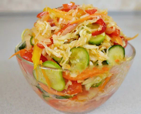 Salotos žiemai su kopūstais, agurkais, pomidorais, svogūnais ir morkomis