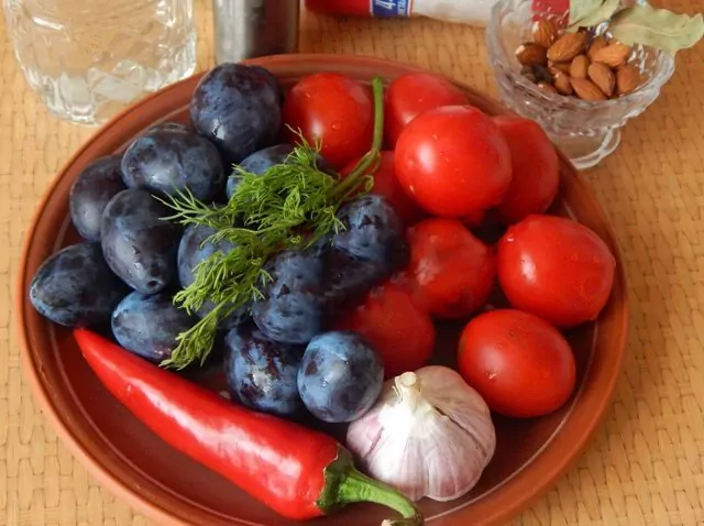 Pomidorai su slyvomis – labai skanus receptas