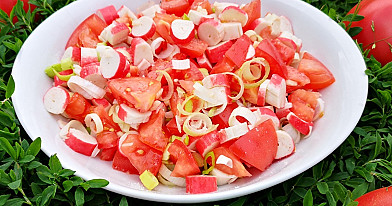 Krabų salotos su pomidorais - vos 5 minutės darbo ir jau galite valgyti!