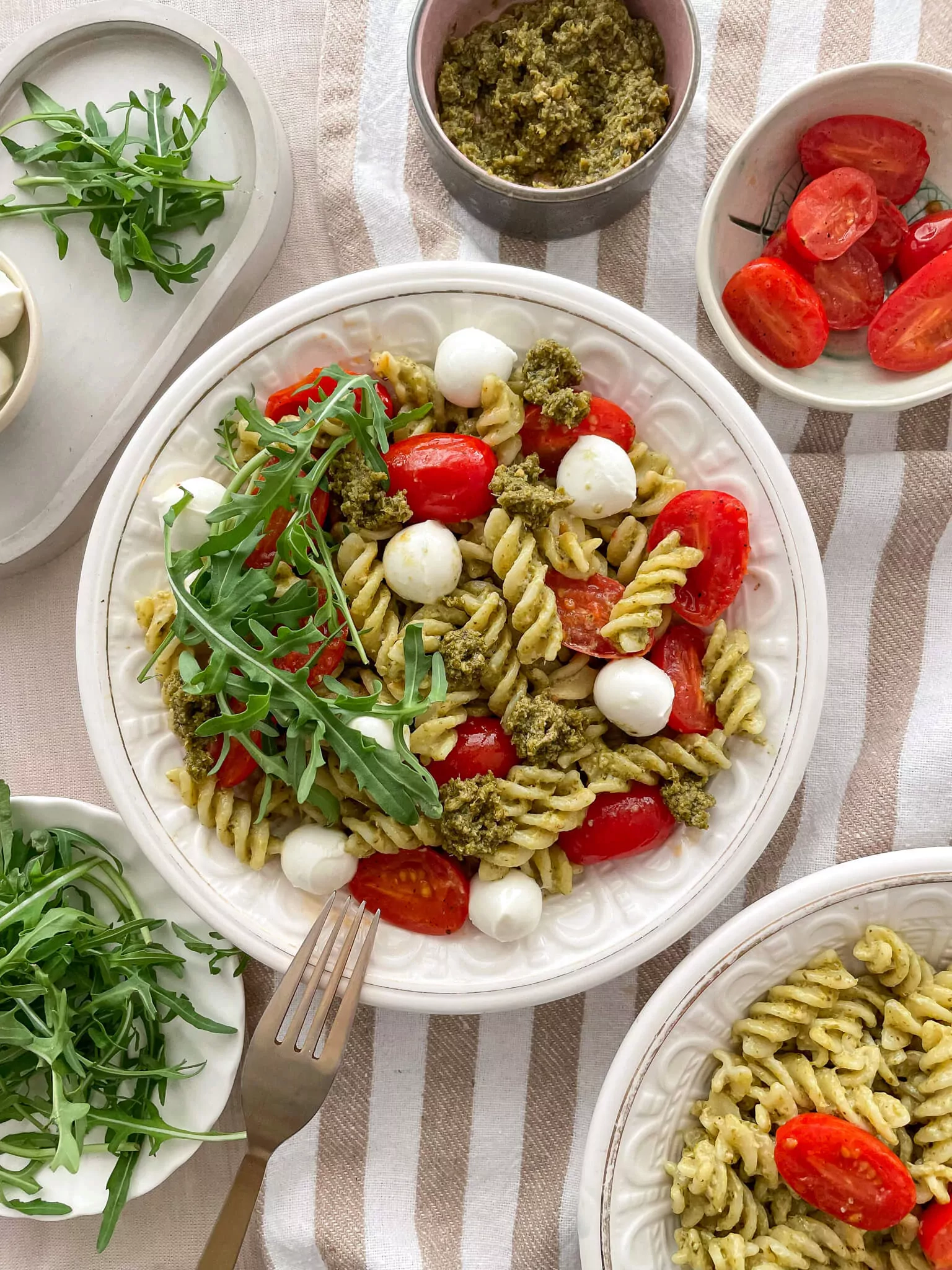 Makaronai su pesto, mocarela, pomidorais ir grietinėle