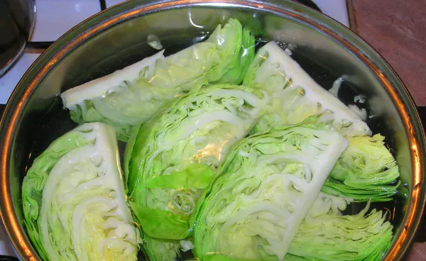 Kopūstai, kiaušiniai, džiūvėsiai— štai ir viskas, ko reikia idealaus greito užkandžio paruošimui