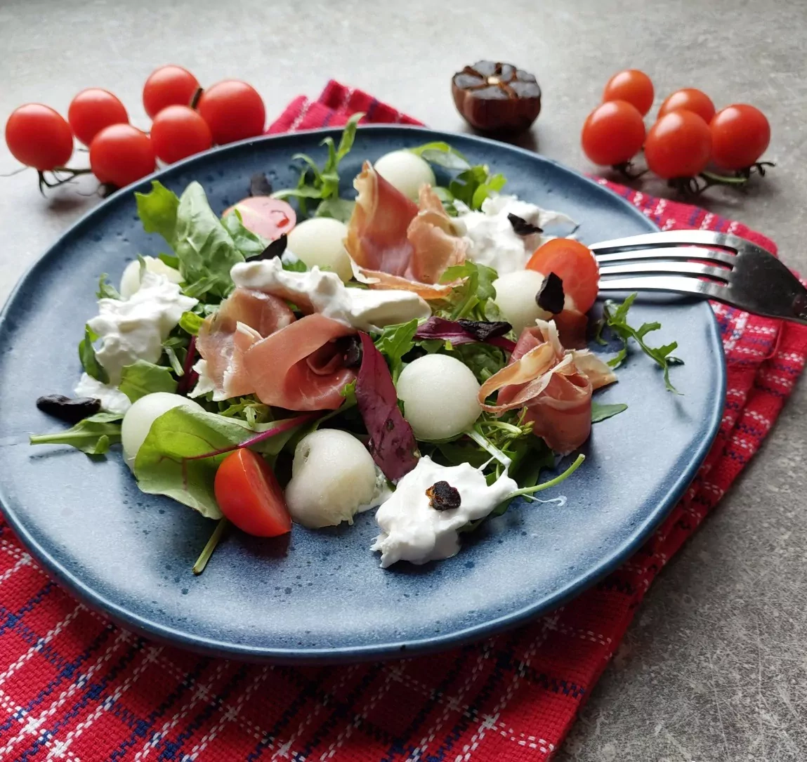 Salotos su melionu, buratta sūriu ir serano kumpiu