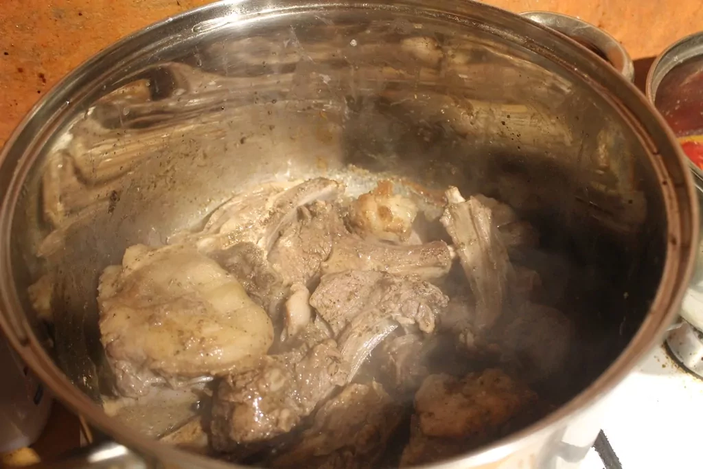 Sandras plovs ar jēra gaļu, sīpoliem un burkāniem