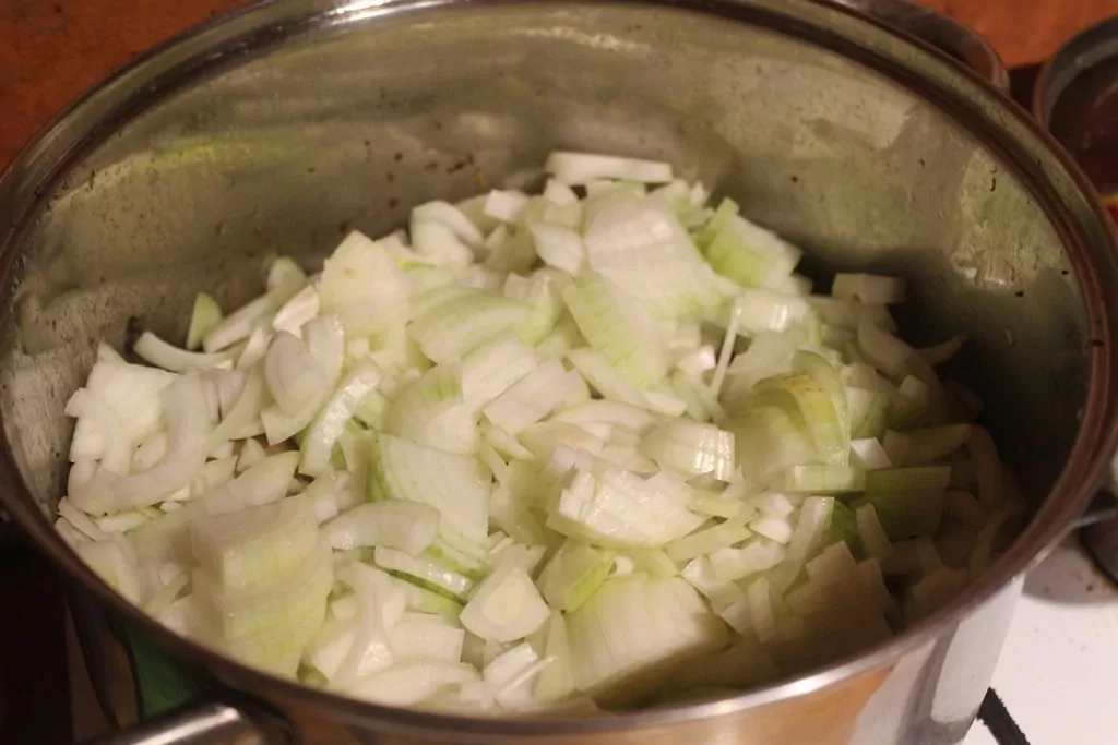 Sandras plovs ar jēra gaļu, sīpoliem un burkāniem