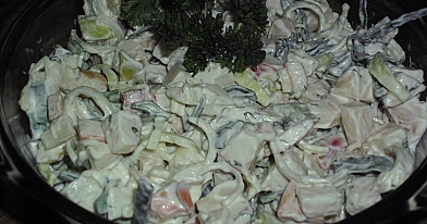 Pikantiškos silkės salotos su obuoliais, poru ir majonezu