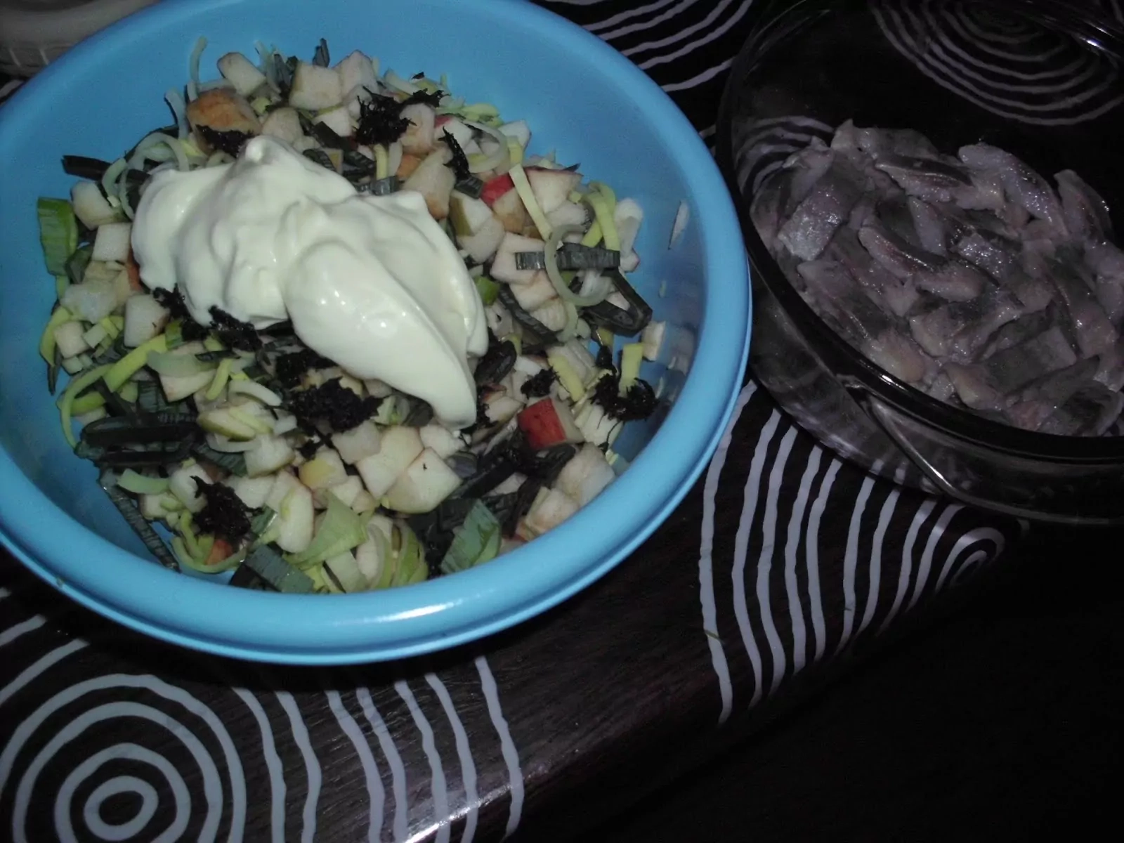 Pikantiškos silkės salotos su obuoliais, poru ir majonezu