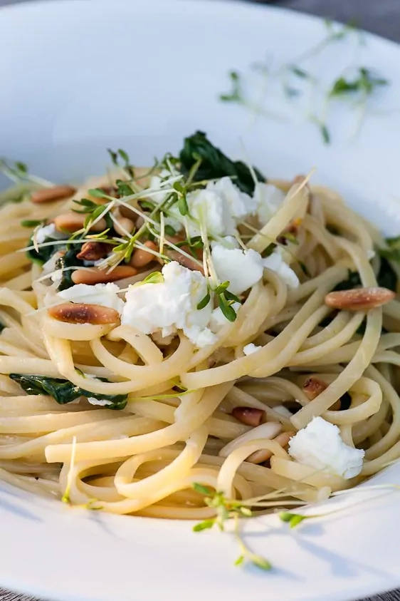 Scharfe Pasta mit Spinat, Pecorino, Feta und Pinienkernen