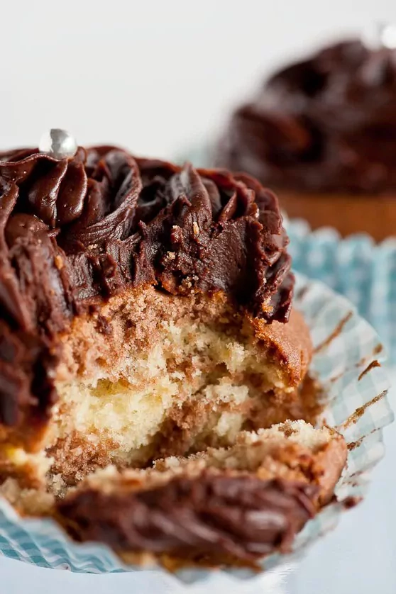 Schokocupcakes mit Himbeerfüllung und Black&White Cupcakes