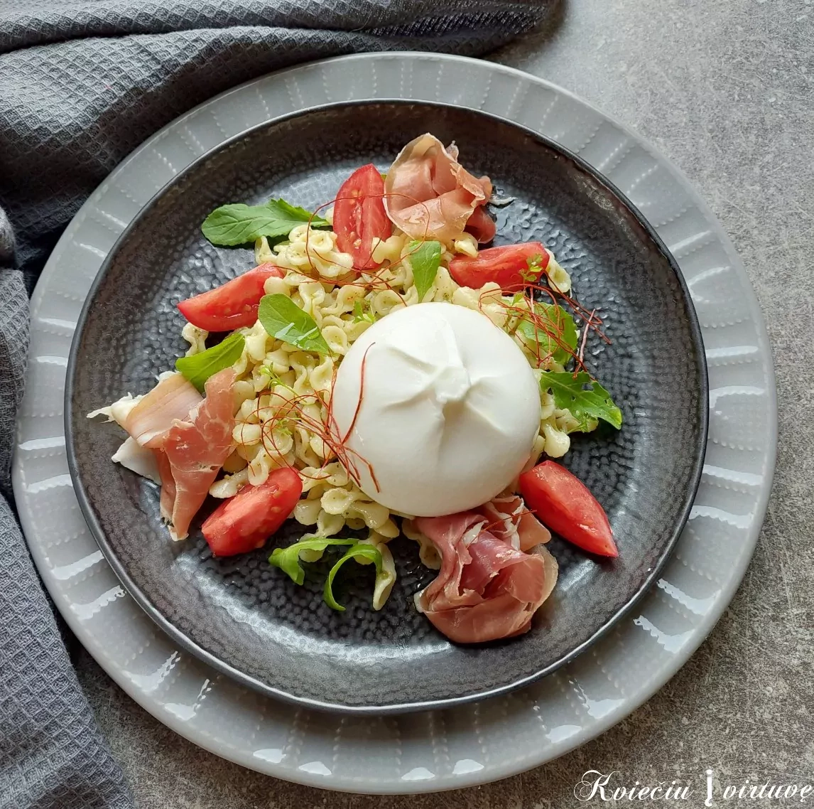Makaronai su pesto padažu, pomidorais ir burrata sūriu