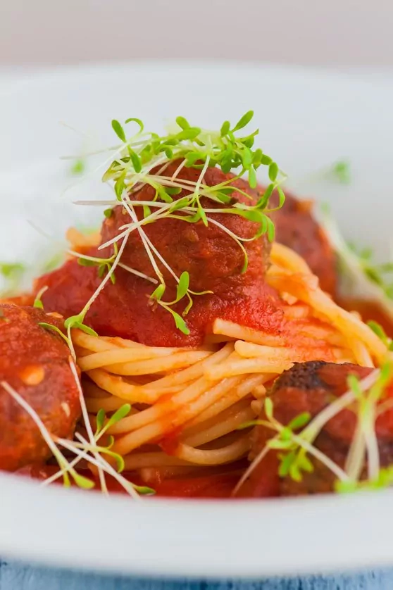 Spaghetti mit Grünkern-Linsenbällchen und Tomatensauce