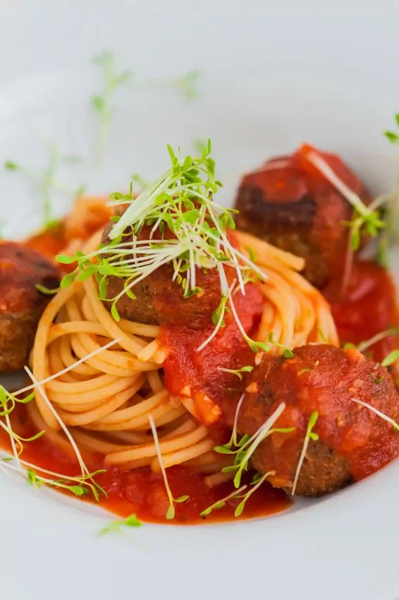 Spaghetti mit Grünkern-Linsenbällchen und Tomatensauce