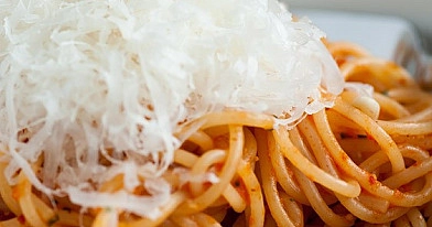 Spaghettini mit rotem Pesto von gerösteter Paprika