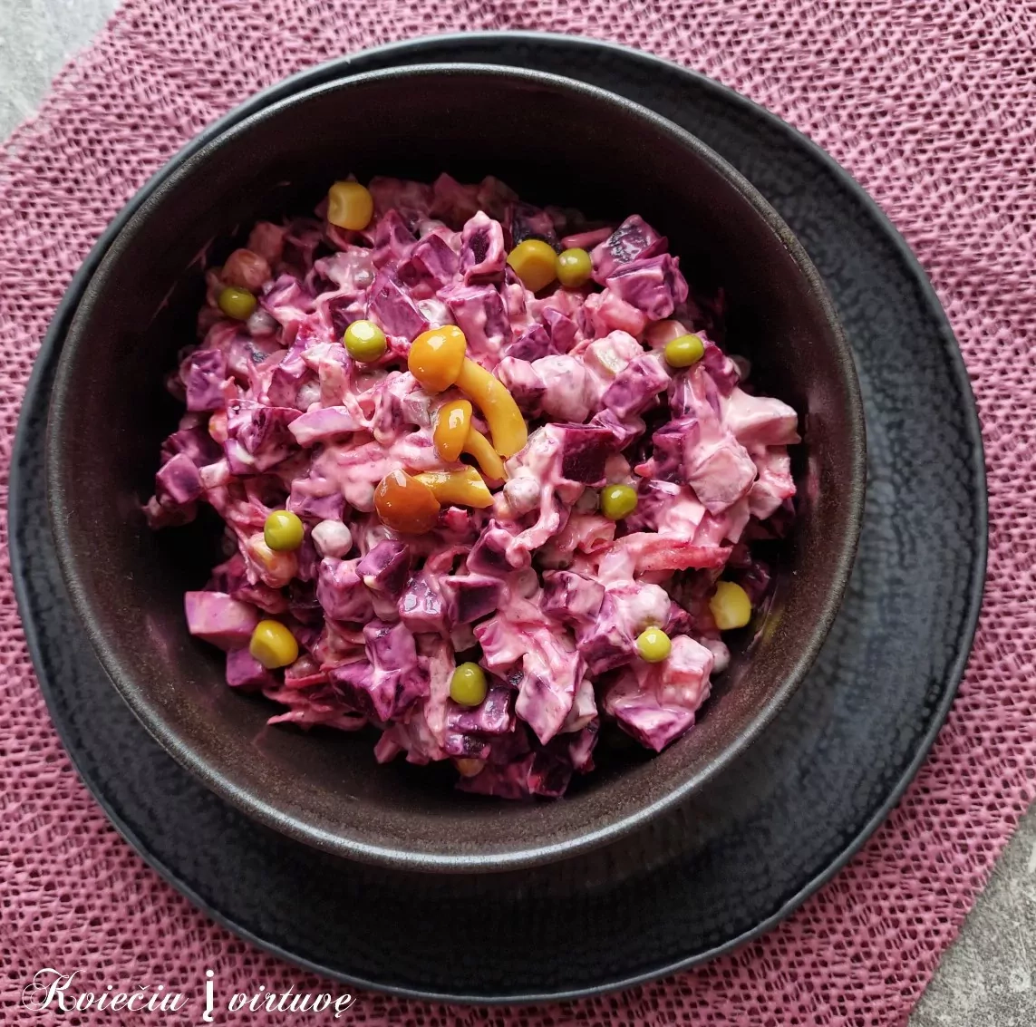 Burokėlių mišrainė su majonezu, kukurūzais, žirneliais, marinuotais agurkais ir marinuotais grybais - kelmučiais