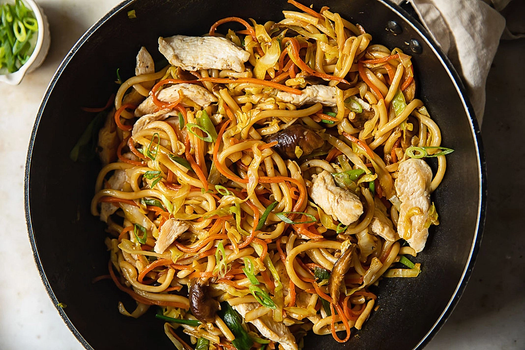 Yaki udon makaronai su vištiena, morkomis ir pievagrybiais