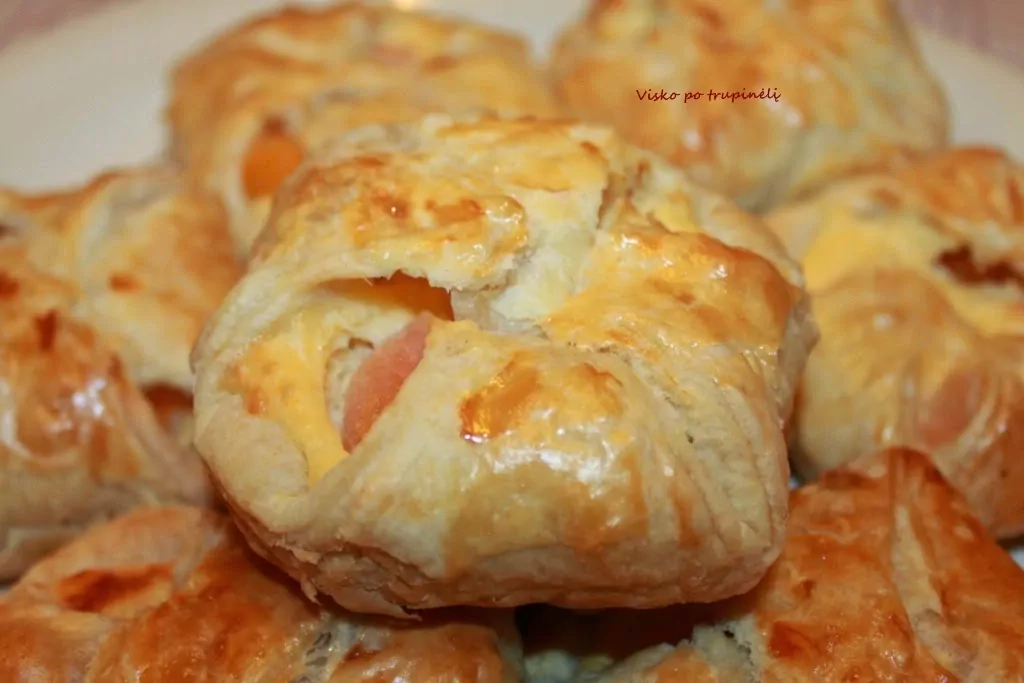 Sluoksniuotos tešlos pyragėliai su varške