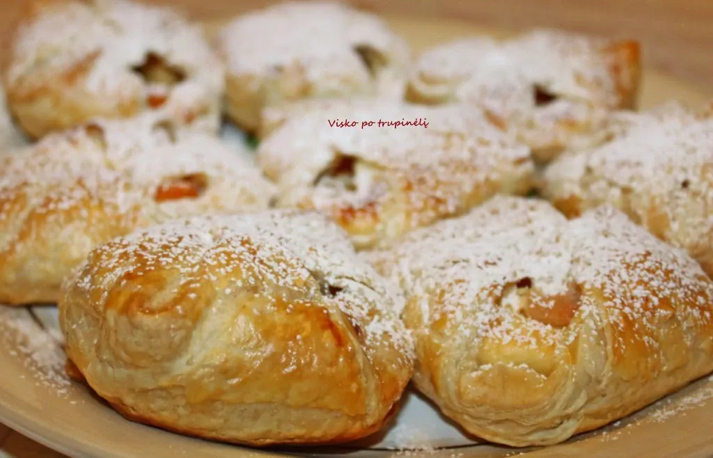 Sluoksniuotos tešlos pyragėliai su varške