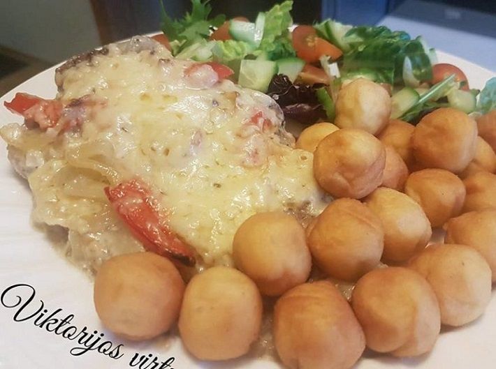 Kiaulienos sprandinės kepsniai, kepti piene su bulvių kroketais