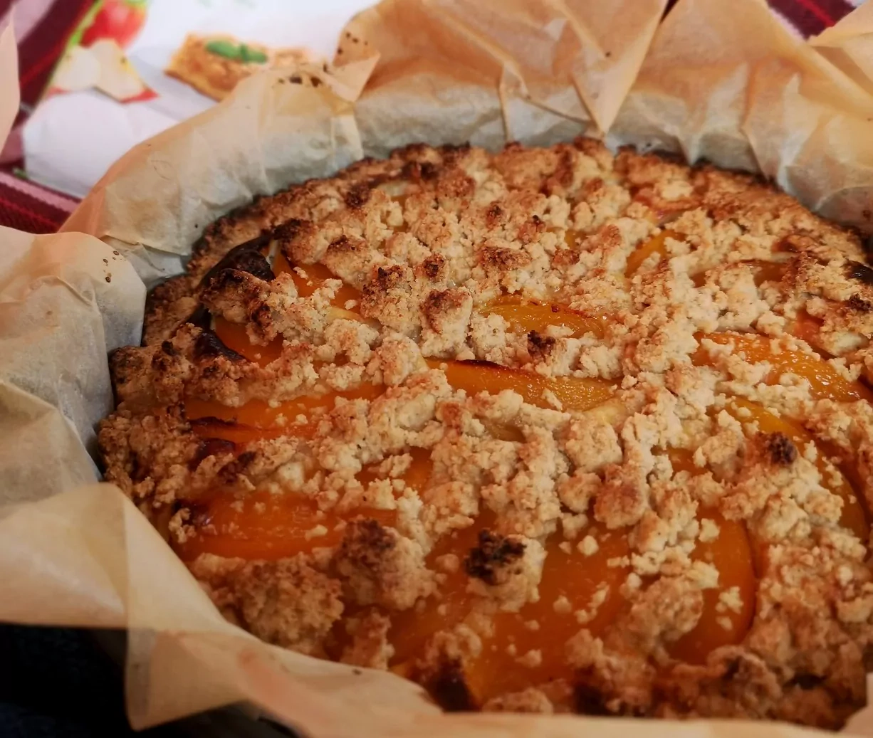 Persikinis tinginių pyragas su mišiniu avižiniam pyragui ir graikišku jogurtu