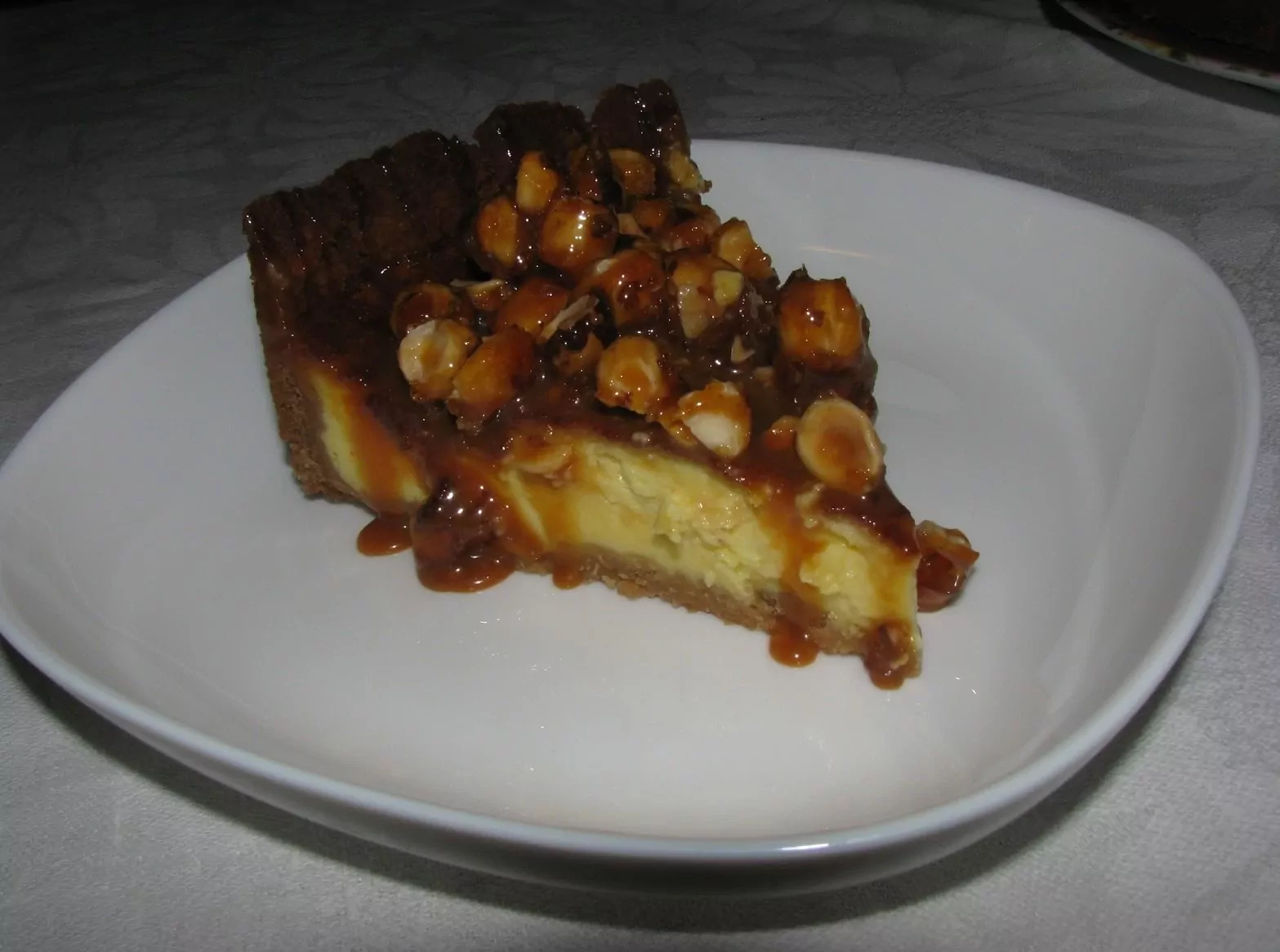 Karamell-Käsekuchen mit Nüssen