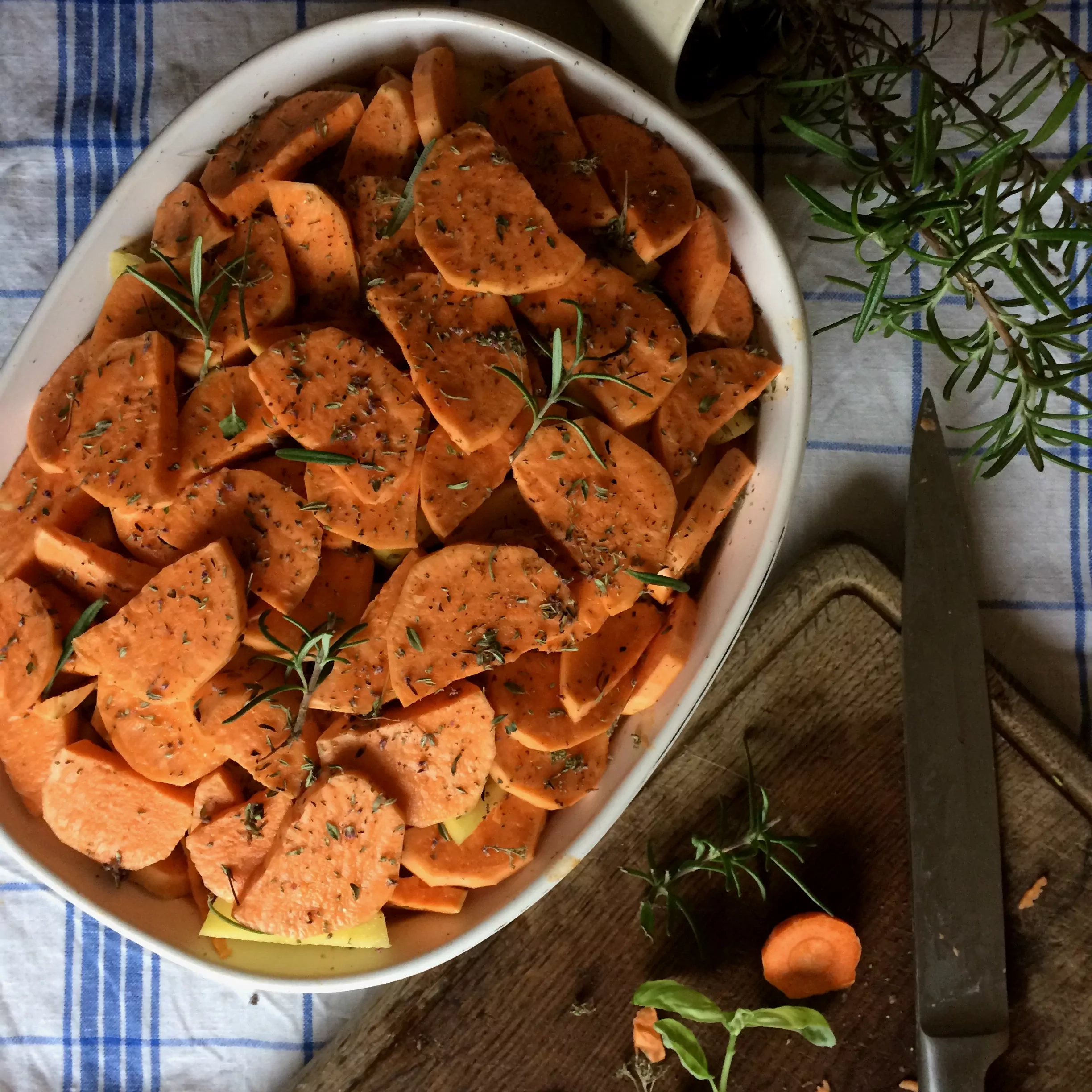 Puteneintopf mit Kartoffeln aus dem Ofen