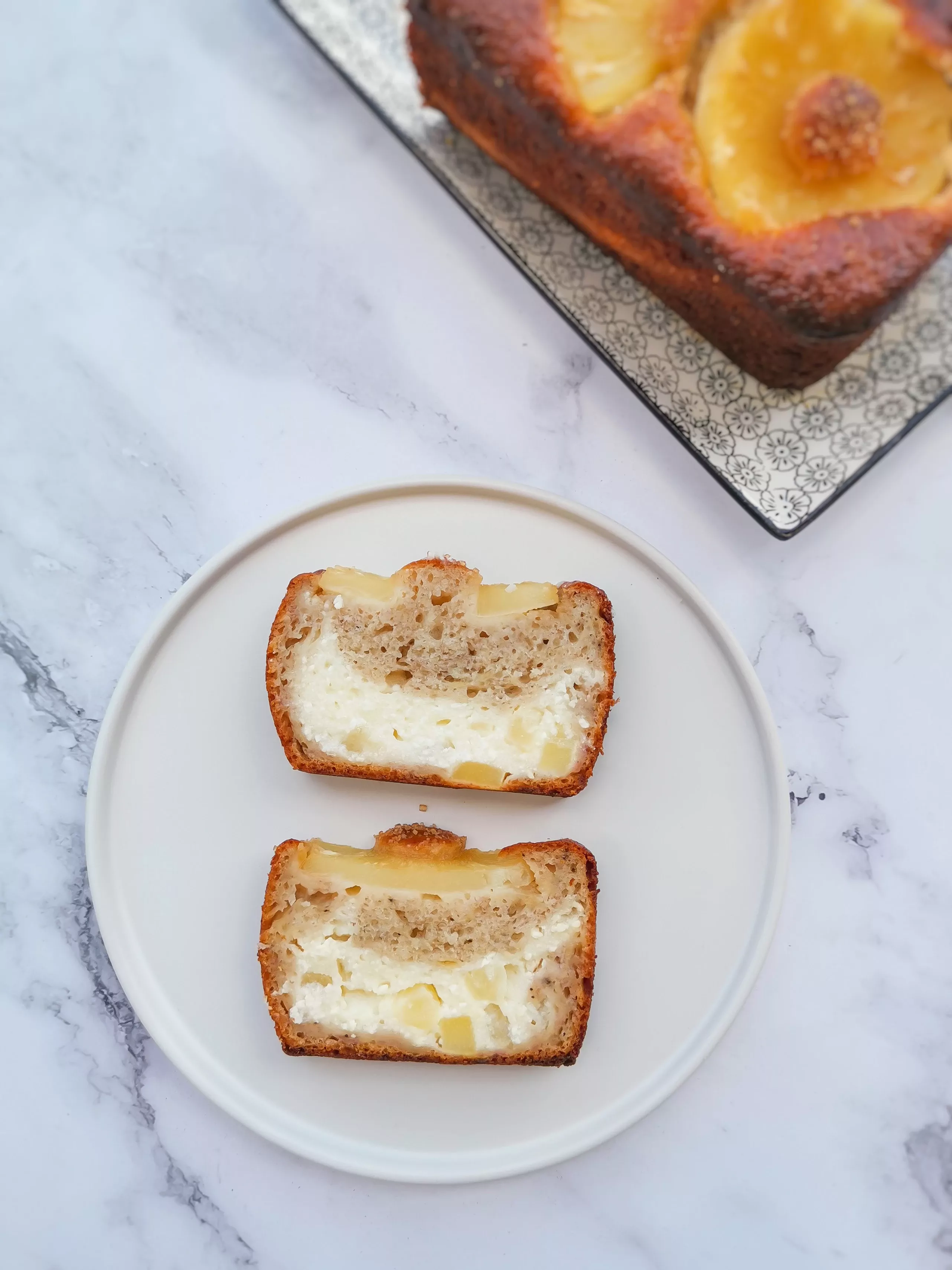 Bananenbrot mit Hüttenkäse und Ananas