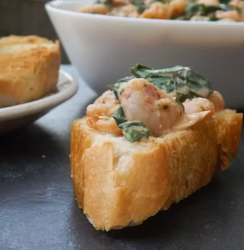 Tomatenbruschetta mit Krabben