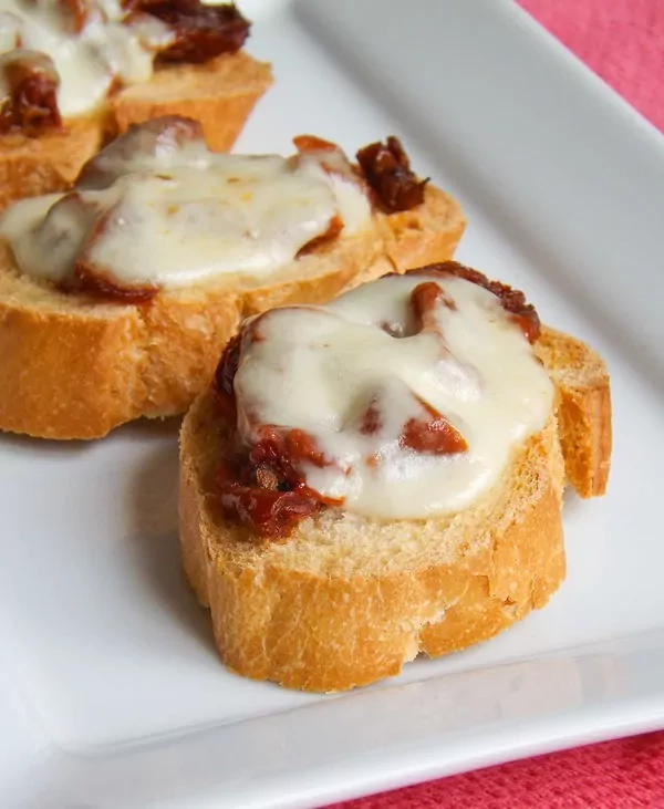 Bruschetta z suszonymi pomidorami i mozzarellą