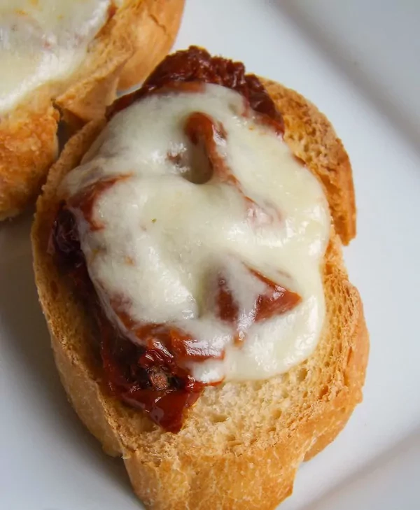 Bruschetta z suszonymi pomidorami i mozzarellą