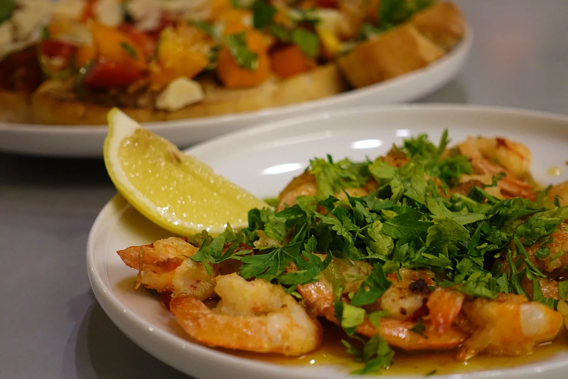 Pomidorinės brusketos (bruschettos) su krevetėmis