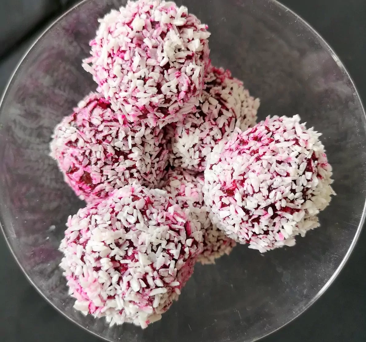 Žaliavalgiški kamuoliukai iš burokėlių - patiks ne tik veganams ar žaliavalgiams, bet ir visavalgiams!