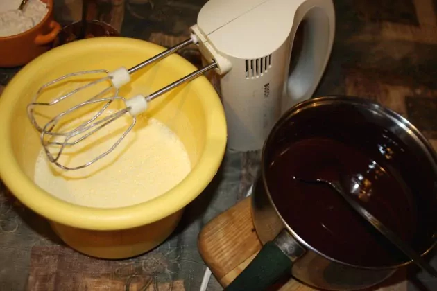 Šokoladinis pyragas su Rududu įdaru ir riešutais