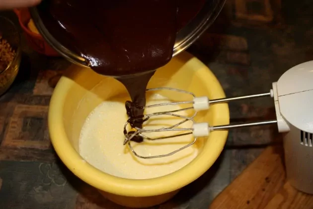 Šokoladinis pyragas su Rududu įdaru ir riešutais