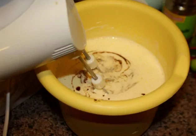 Šokoladinis pyragas su Rududu įdaru ir riešutais