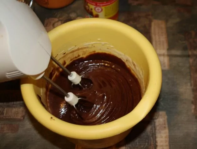 Šokoladinis pyragas su Rududu įdaru ir riešutais