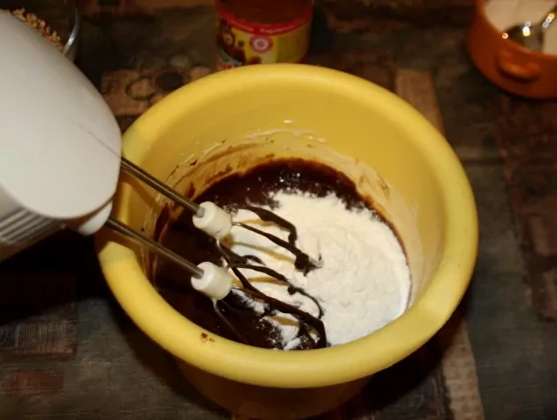 Šokoladinis pyragas su Rududu įdaru ir riešutais