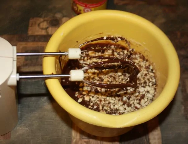 Šokoladinis pyragas su Rududu įdaru ir riešutais