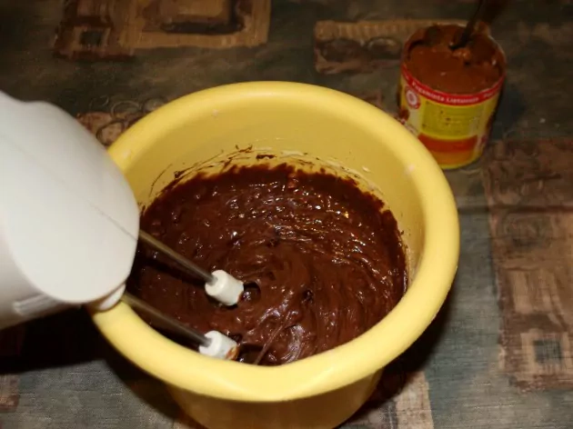 Šokoladinis pyragas su Rududu įdaru ir riešutais