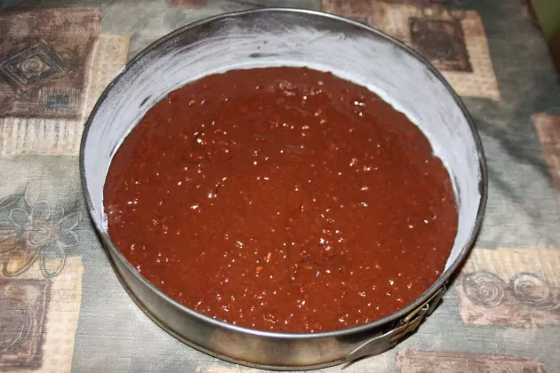 Šokoladinis pyragas su Rududu įdaru ir riešutais