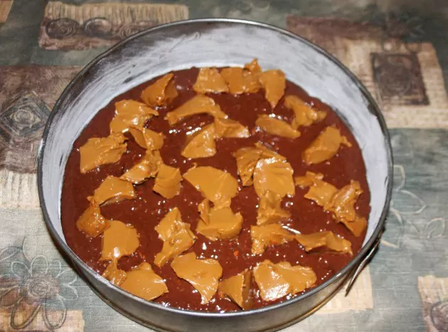 Šokoladinis pyragas su Rududu įdaru ir riešutais