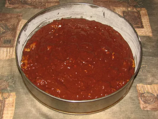 Šokoladinis pyragas su Rududu įdaru ir riešutais