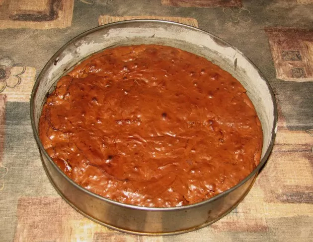 Šokoladinis pyragas su Rududu įdaru ir riešutais