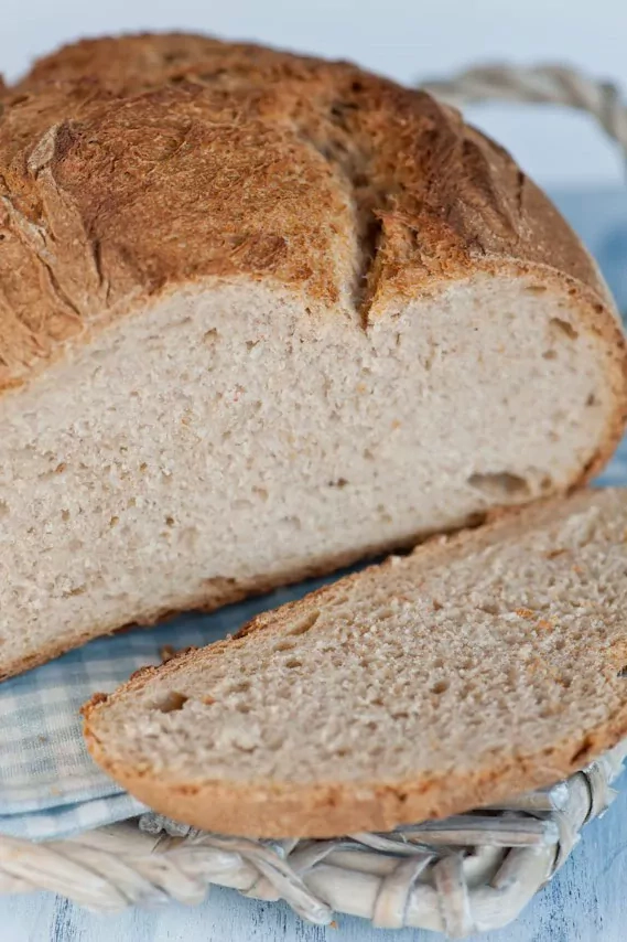 Einfaches Weißbrot mit Weizen-Sauerteig und Vorteig