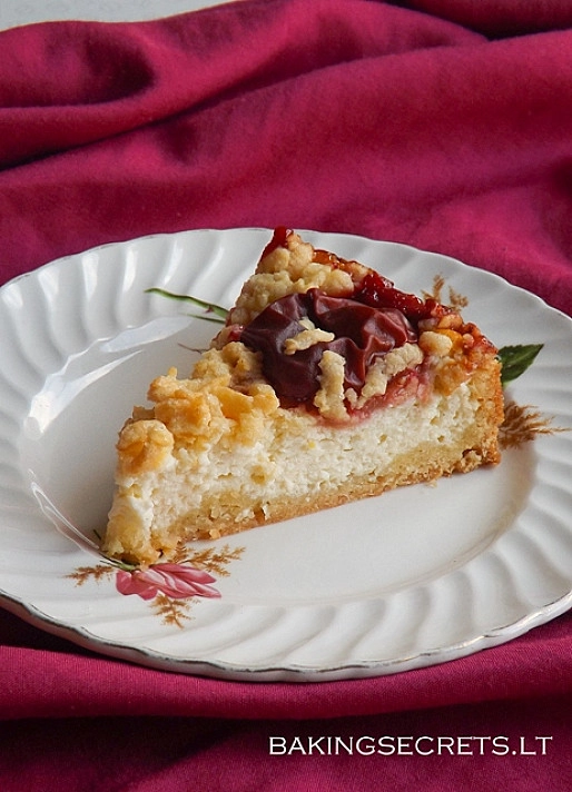 Varškės pyragas su slyvomis (Cottage Cheese Plum Cake)