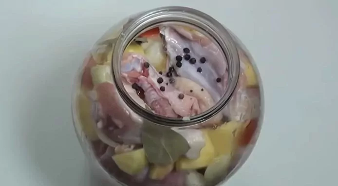 Vištienos blauzdelės su daržovėmis stiklainyje. Receptas