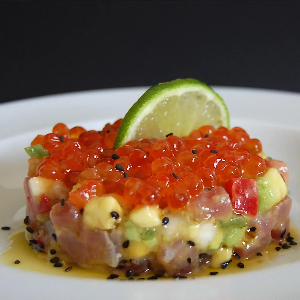 Thunfisch-Tartar mit Avocado und Lachsrogen