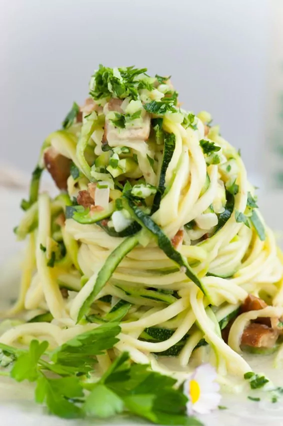 Zucchini-Spaghetti Carbonara mit Mandel-Petersilien-Gremolata