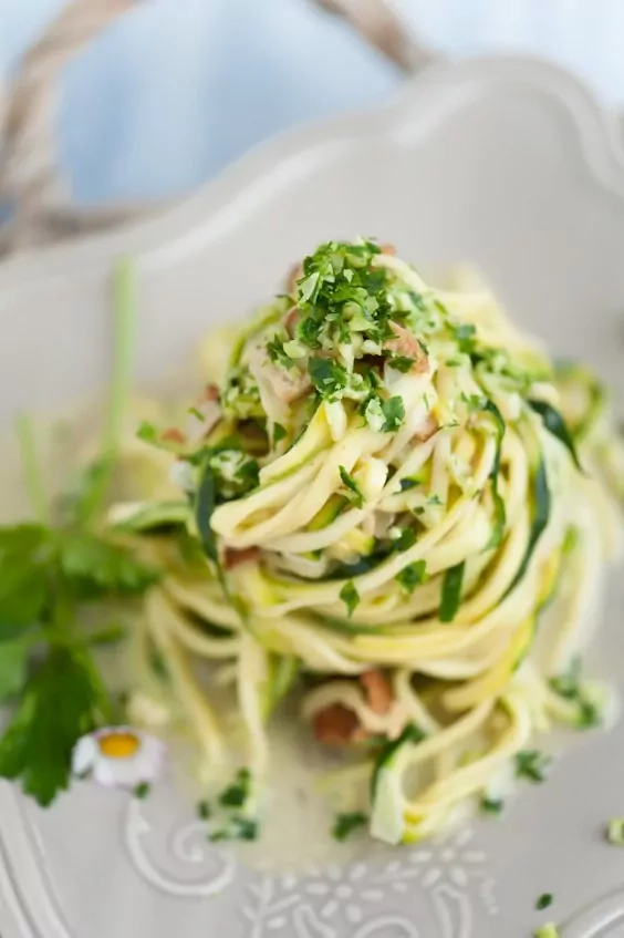 Zucchini-Spaghetti Carbonara mit Mandel-Petersilien-Gremolata